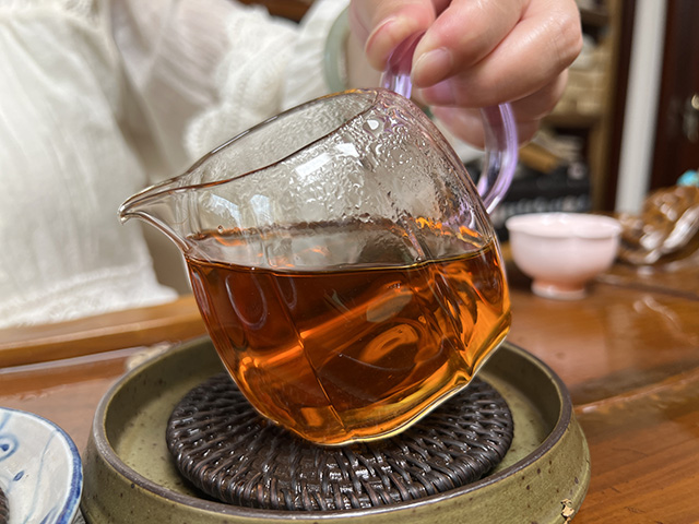 图为80年代末下关双飞红印铁饼