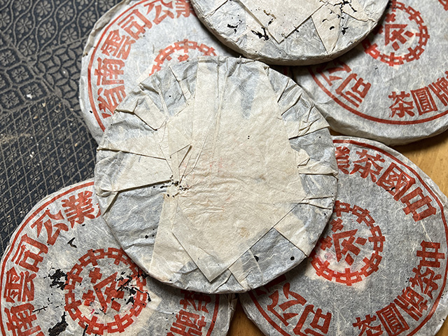 图为80年代末下关双飞红印铁饼