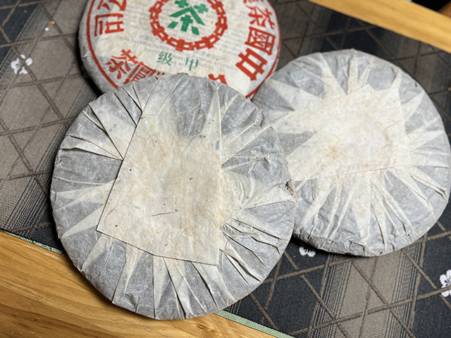 图为1999年甲级易武大绿印青饼