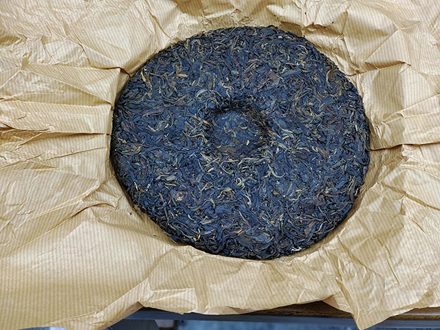图为鸿泰昌2001年远年七子饼青饼