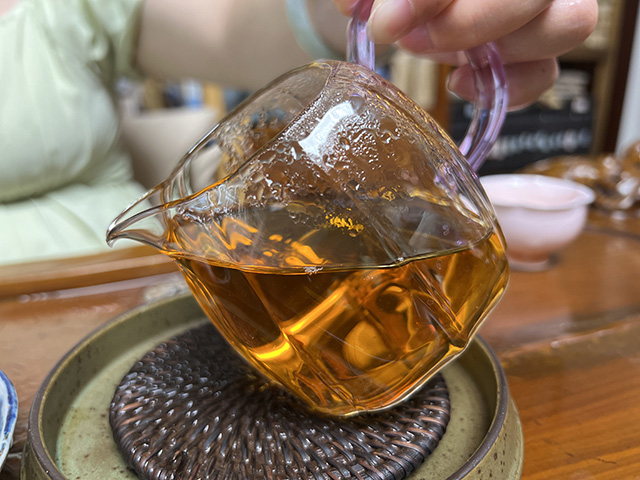 图为鸿泰昌2001年远年七子饼青饼