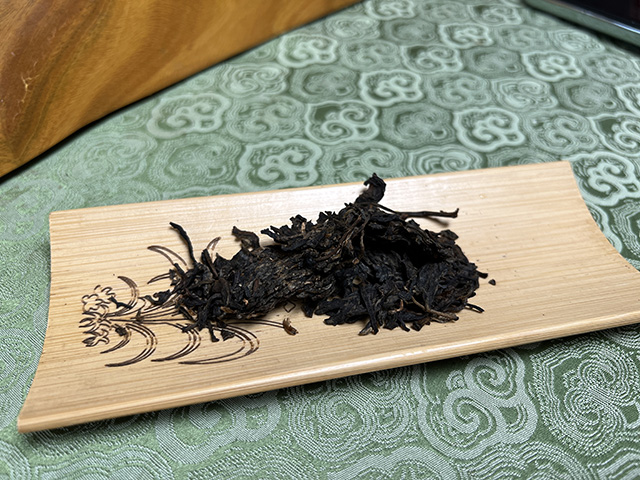 图为2005年天茗501批红丝带易武正山小金瓜茶