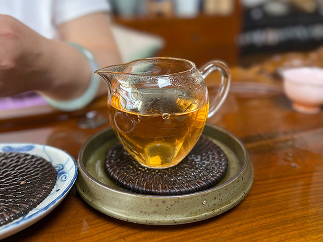 图为2005年天茗501批红丝带易武正山小金瓜茶