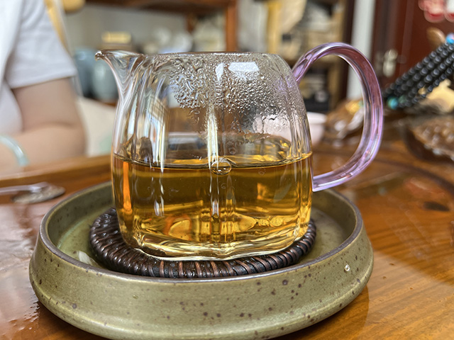 图为2005年天茗501批红丝带易武正山小金瓜茶