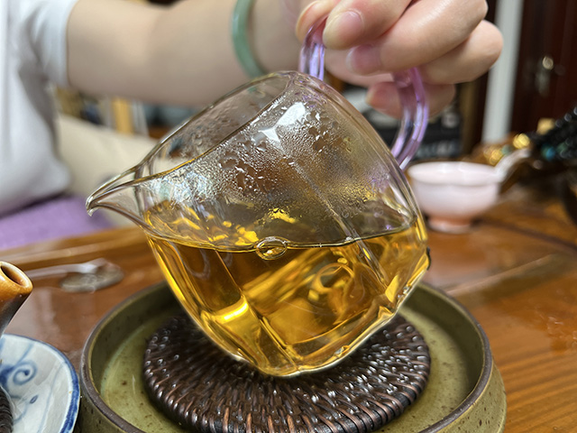 图为2005年天茗501批红丝带易武正山小金瓜茶