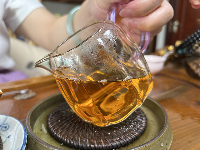 图为2005年天茗501批红丝带易武正山小金瓜茶