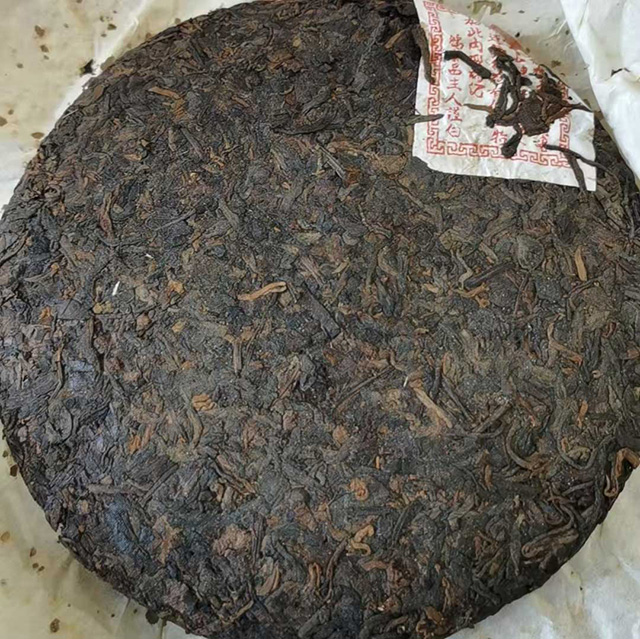 图为80年代鸿泰昌云南七子饼茶熟茶
