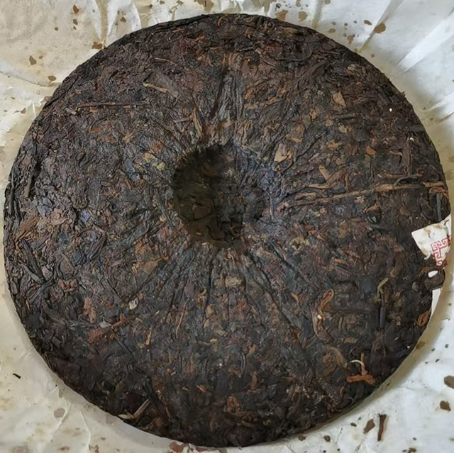 图为80年代鸿泰昌云南七子饼茶熟茶