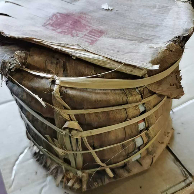 图为80年代鸿泰昌云南七子饼茶熟茶