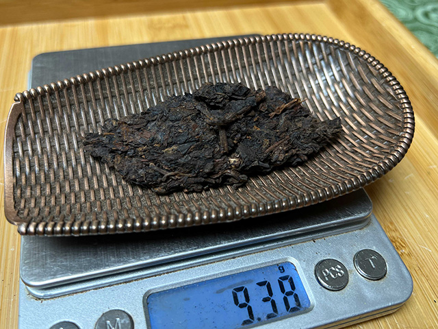 图为80年代鸿泰昌云南七子饼茶熟茶