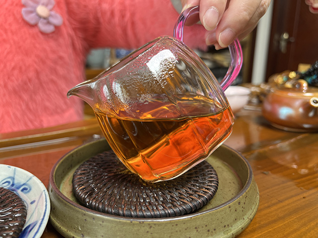图为80年代鸿泰昌云南七子饼茶熟茶