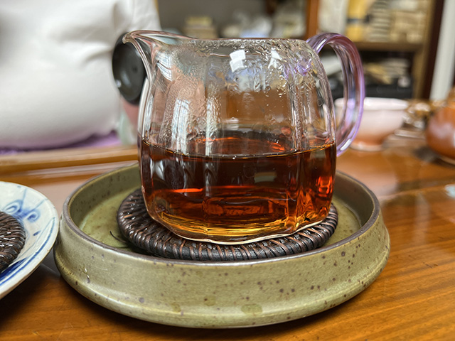 图为80年代鸿泰昌云南七子饼茶熟茶