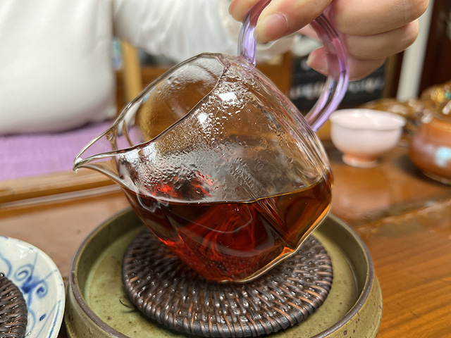 图为80年代鸿泰昌云南七子饼茶熟茶