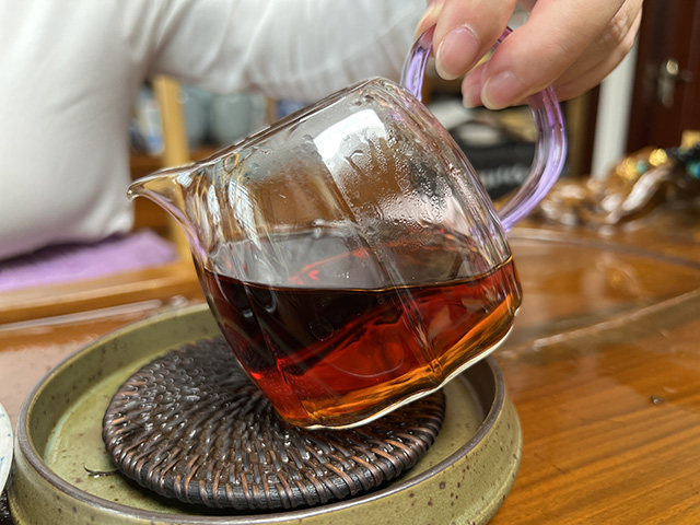 图为80年代鸿泰昌云南七子饼茶熟茶