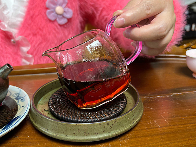 图为80年代鸿泰昌云南七子饼茶熟茶