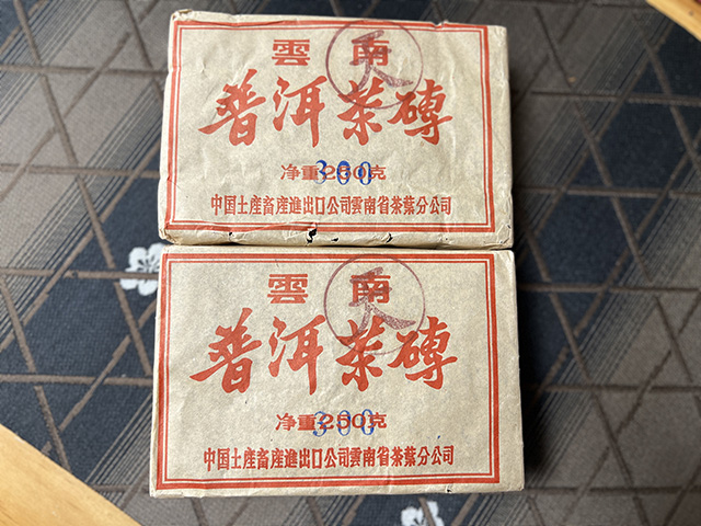 图为1986年紫天普洱茶砖300克4