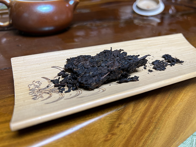 图为1986年紫天普洱茶砖300克