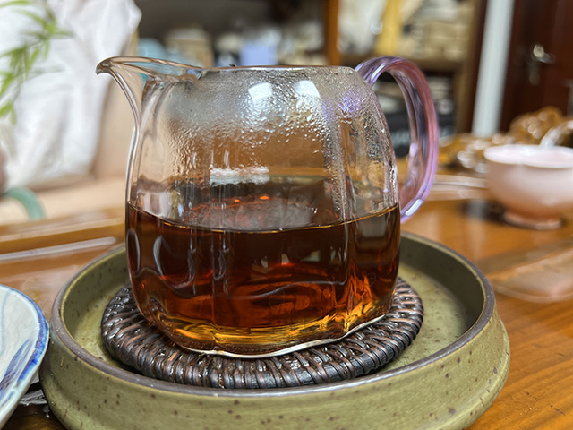 图为1986年紫天普洱茶砖300克