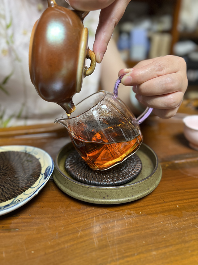 图为1986年紫天普洱茶砖300克