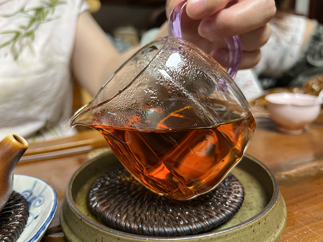 图为1986年紫天普洱茶砖300克