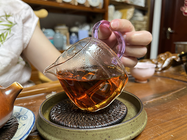 图为1986年紫天普洱茶砖300克