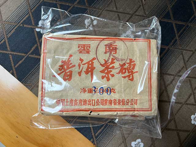 图为1986年紫天普洱茶砖300克