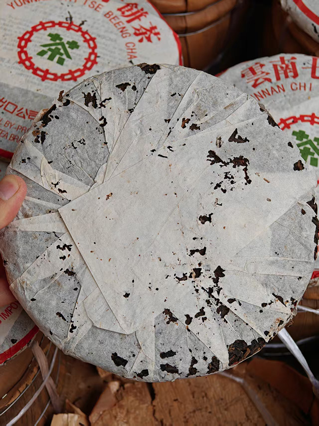 图为1995年马来西亚茶商定制版绿印青饼