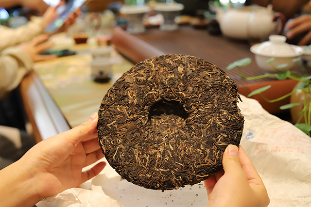 图为鸿福茶厂刮风寨绿大树易武正山古树茶