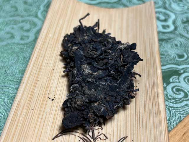 图为鸿福茶厂刮风寨绿大树易武正山古树茶
