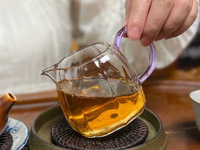 图为鸿福茶厂刮风寨绿大树易武正山古树茶