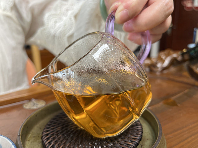 图为鸿福茶厂刮风寨绿大树易武正山古树茶