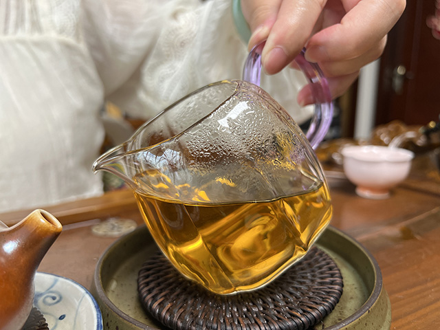 图为鸿福茶厂刮风寨绿大树易武正山古树茶