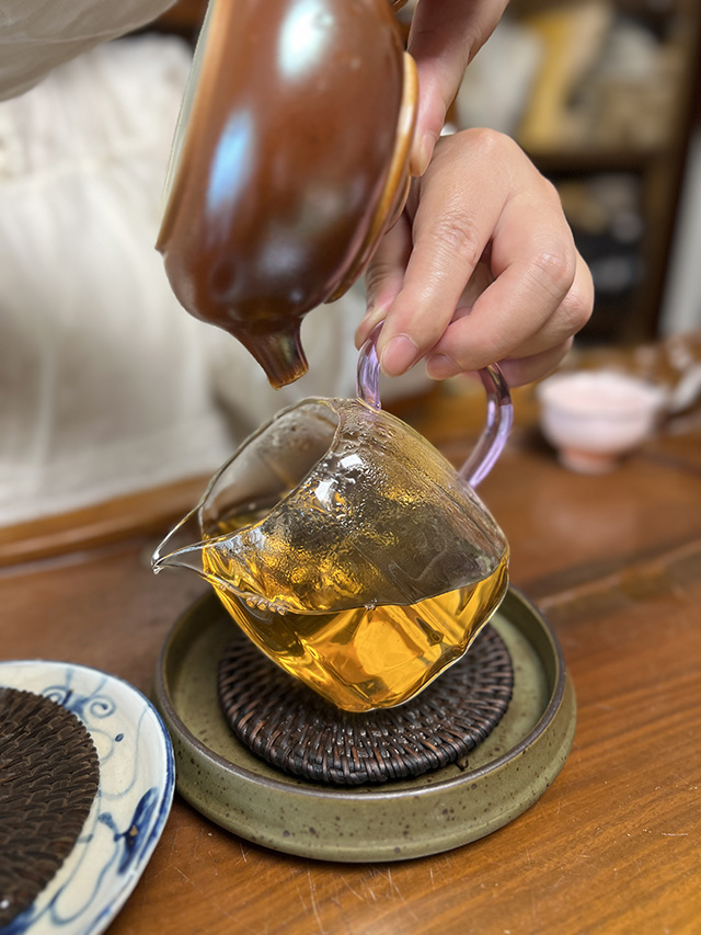 图为鸿福茶厂刮风寨绿大树易武正山古树茶