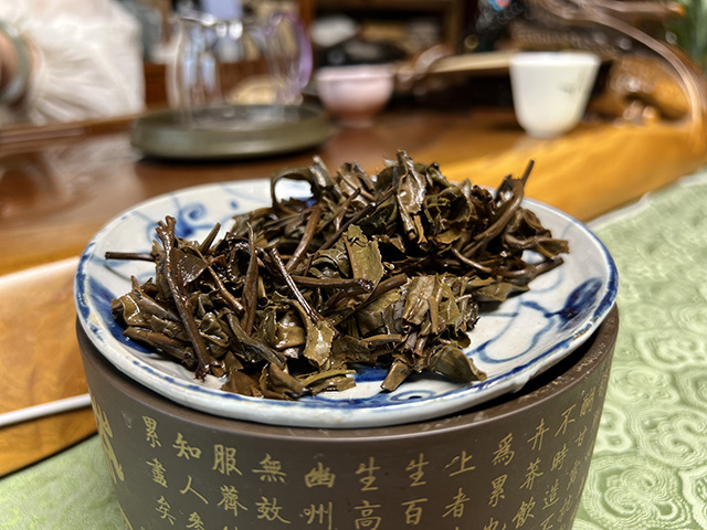 图为鸿福茶厂刮风寨绿大树易武正山古树茶