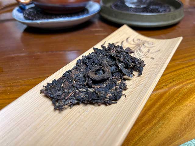图为2003年易武私家茶400克饼