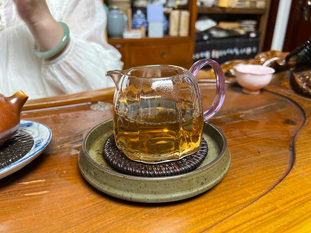 图为2003年易武私家茶400克饼