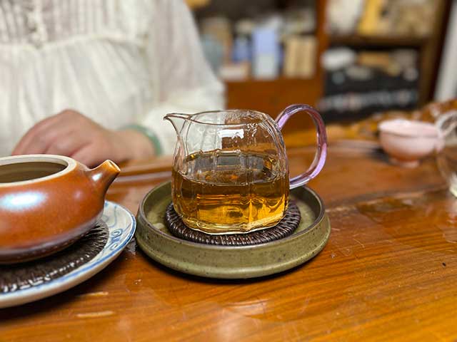 图为2003年易武私家茶400克饼