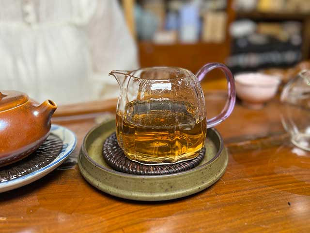 图为2003年易武私家茶400克饼