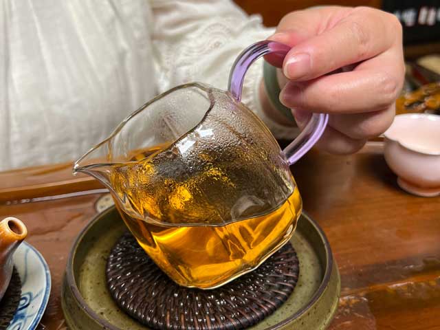 图为2003年易武私家茶400克饼