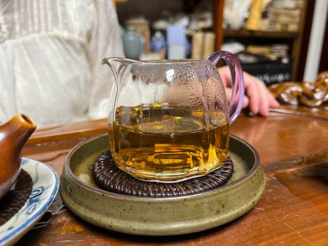图为2003年易武私家茶400克饼
