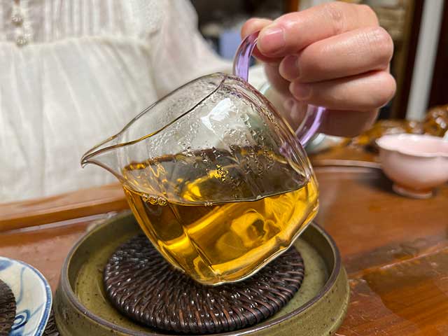 图为2003年易武私家茶400克饼