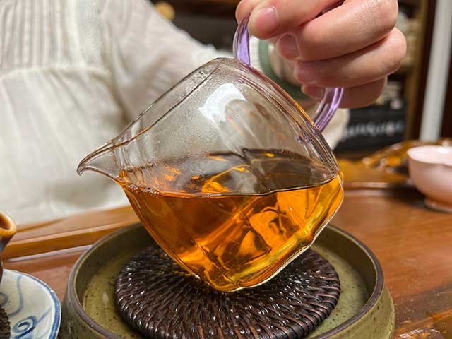 图为2003年易武私家茶400克饼