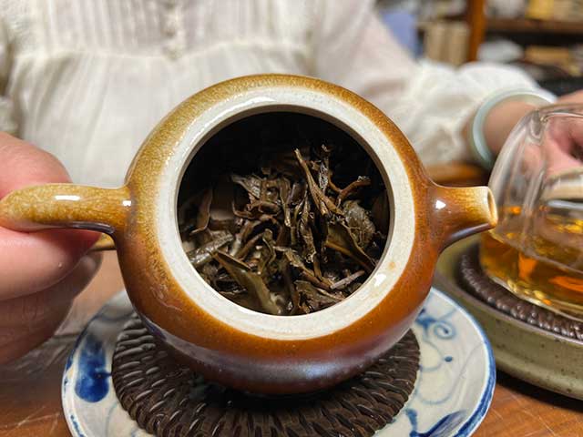 图为2003年易武私家茶400克饼