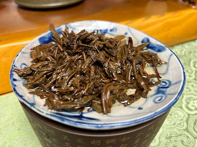 图为2003年易武私家茶400克饼