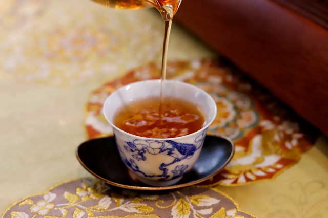 图为2003年易武私家茶400克饼
