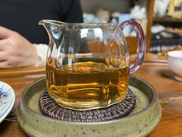 图为2003年易武私家茶400克饼