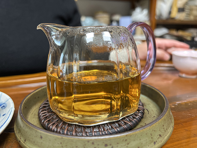 图为2003年易武私家茶400克饼