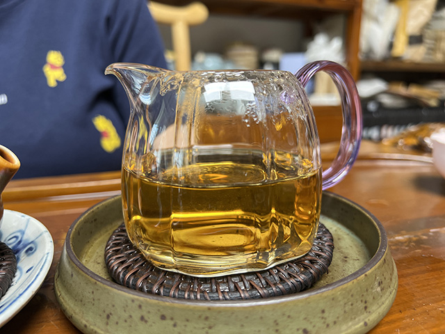 图为2003年易武私家茶400克饼