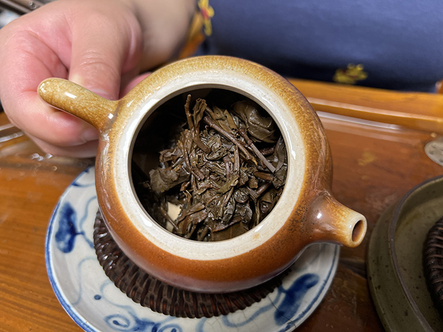 图为2003年易武私家茶400克饼