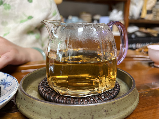 图为2000年易武老树圆茶